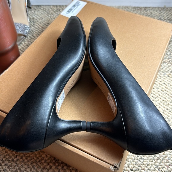 NWT • Clarks • Women’s Closed-Toe • Kitten Heel • Size 8.5W • Black Leather • 🖤 - Picture 4 of 12